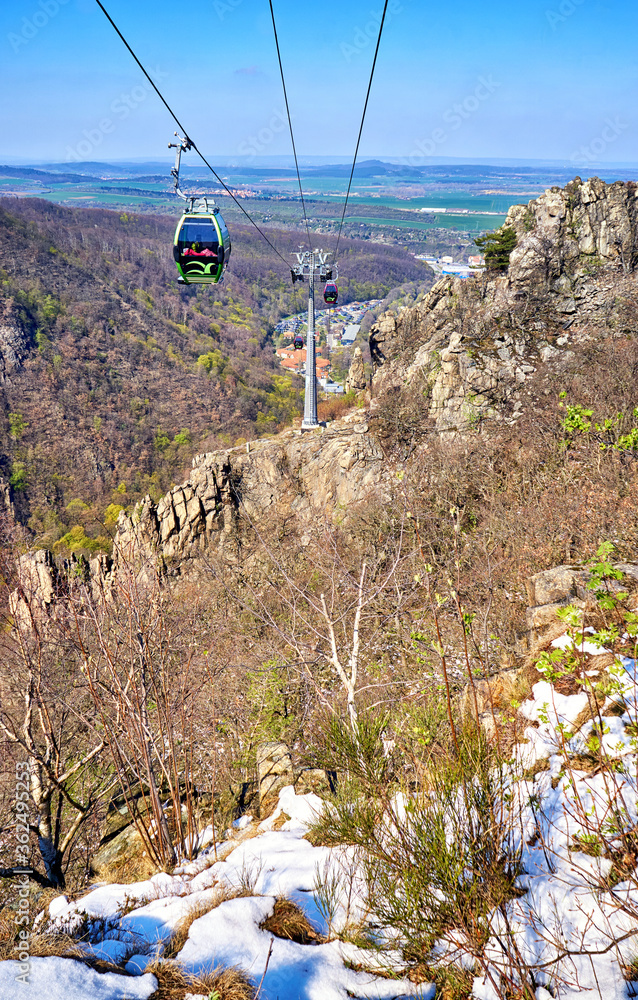 Obraz premium Cable car with gondola on a slope with snow in the Harz mountains. Saxony-Anhalt, Harz, Germany
