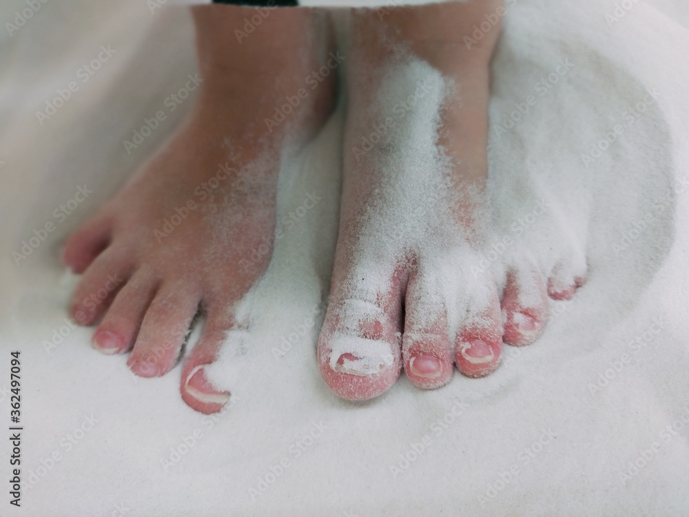 Fototapeta premium パウダーサンドで砂遊びする足feet