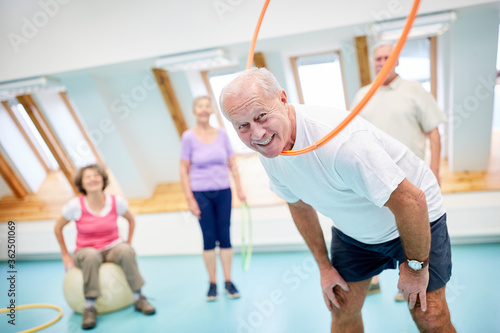 Aktiver Senior albert mit einem Reifen herum