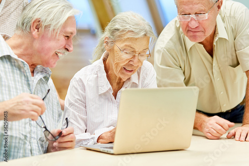 Senioren Gruppe am Laptop Computer hat Spaß