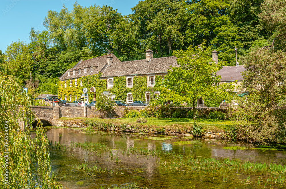 Dorfzentrum mit traditionellen Cotswolds-Häusern im Dorf Bibury nahe Cirencester, Gloucestershire, Suedostengland