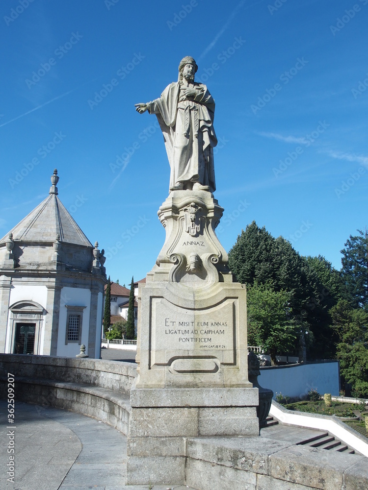 Statuentreppe und Kapelle vor der Wallfahrtskirche Bom Jesus do Monte in Braga Portugal 