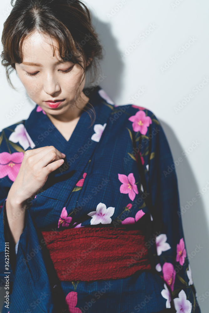 浴衣を着た女性 浴衣を着た女性