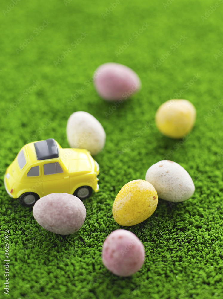 Naklejka premium Mini eggs on grass