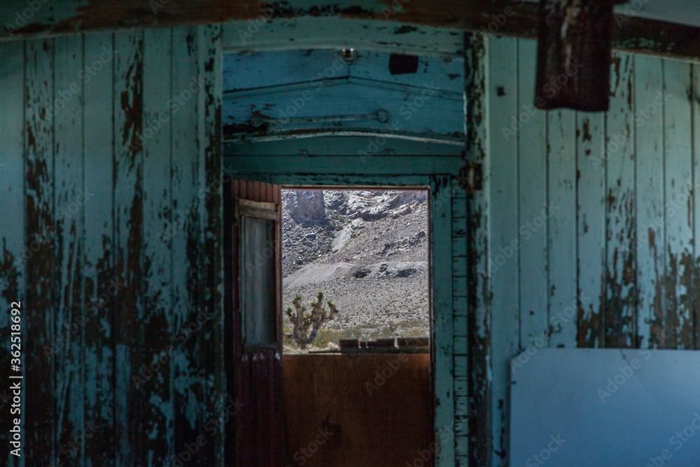 interior de vagón abandonado en el pueblo de Rhyolite