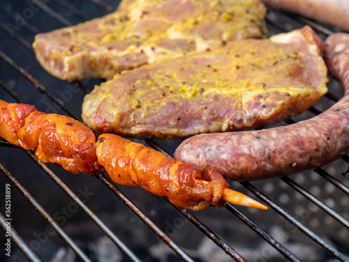 Grillfackel mit Steak und Bratwurst auf dem Grill