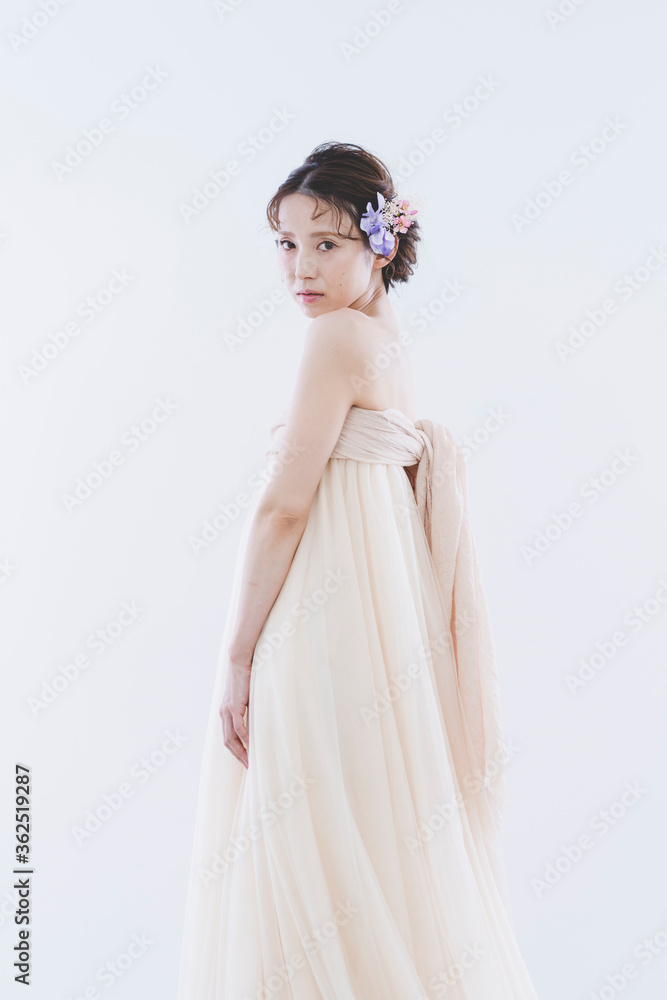 ウェディングドレスを着た女性