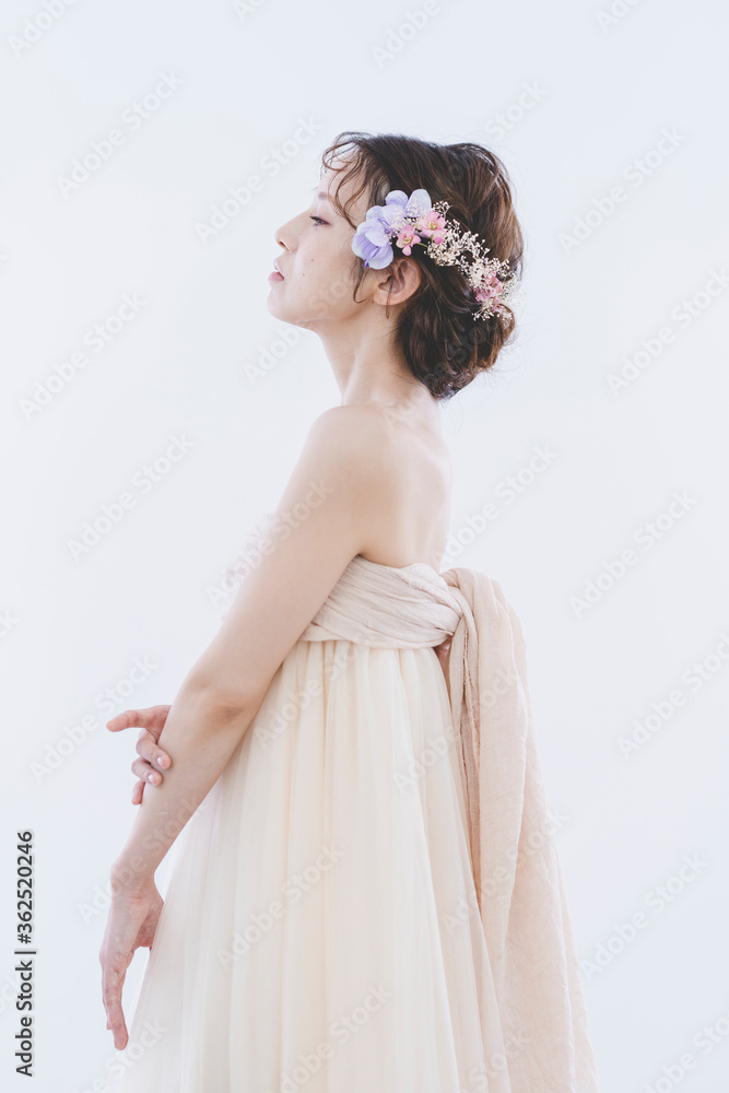 ウェディングドレスを着た女性