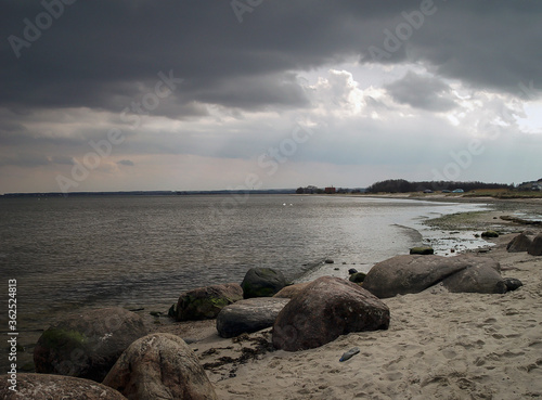 Pochmurna kamienista plaża nad Bałtykiem 