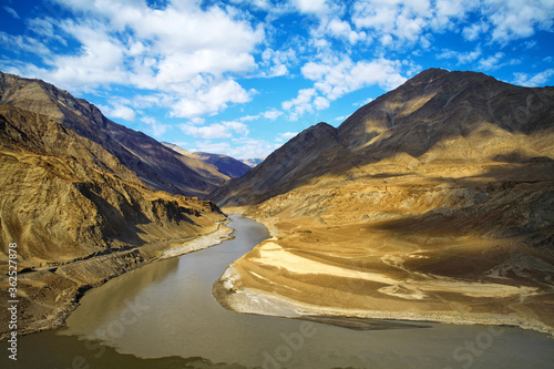 Canvas Print Confluence of the Indus and Zanskar Rivers are two different colors of water , b
