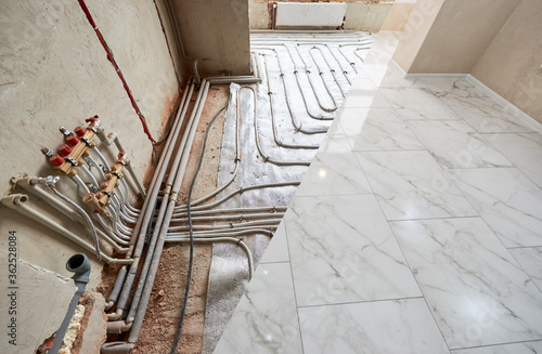 Cuadro en lienzo Snapshot of a floor before and after renovation