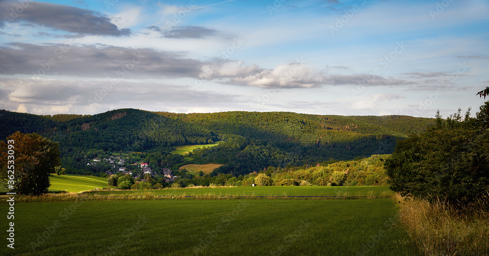 Foto eines Dorfes in einem Tal der Berge. Nationalpark Eifel.
Das Foto wurde am Abend bei Sonnenuntergang aufgenommen. Dorf, schöne Häuser in einem Tal in den Bergen. Schöne Wiesen und Wald. Berge, N Foto eines Dorfes in einem Tal der Berge. Nationalpark Eifel.
Das Foto wurde am Abend bei Sonnenuntergang aufgenommen. Dorf, schöne Häuser in einem Tal in den Bergen. Schöne Wiesen und Wald. Berge, N
