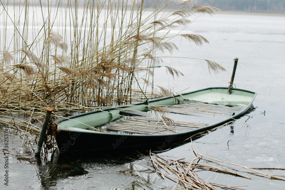 Obraz premium boat on the lake, broken, under water
