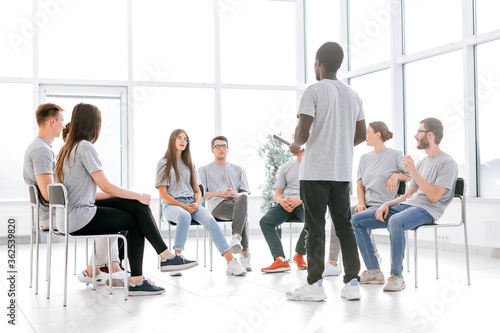 Obraz na płótnie group of young people applauding at a business training w salonie