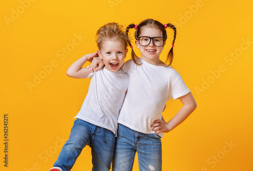 Fotografia Positive siblings in similar clothes