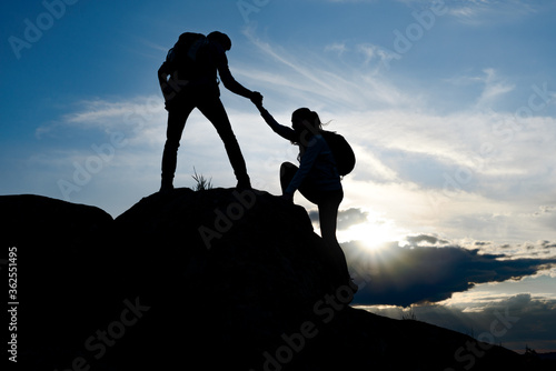 Cuadro en lienzo Travelers Hiking in the Mountains at Sunset