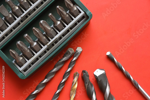 Schilderij op canvas Close up photo of used Drill bit set on red background