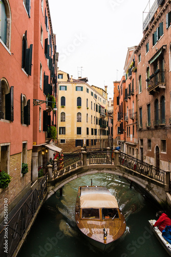 ヴェネツィアの水路 © 信彦 松涛