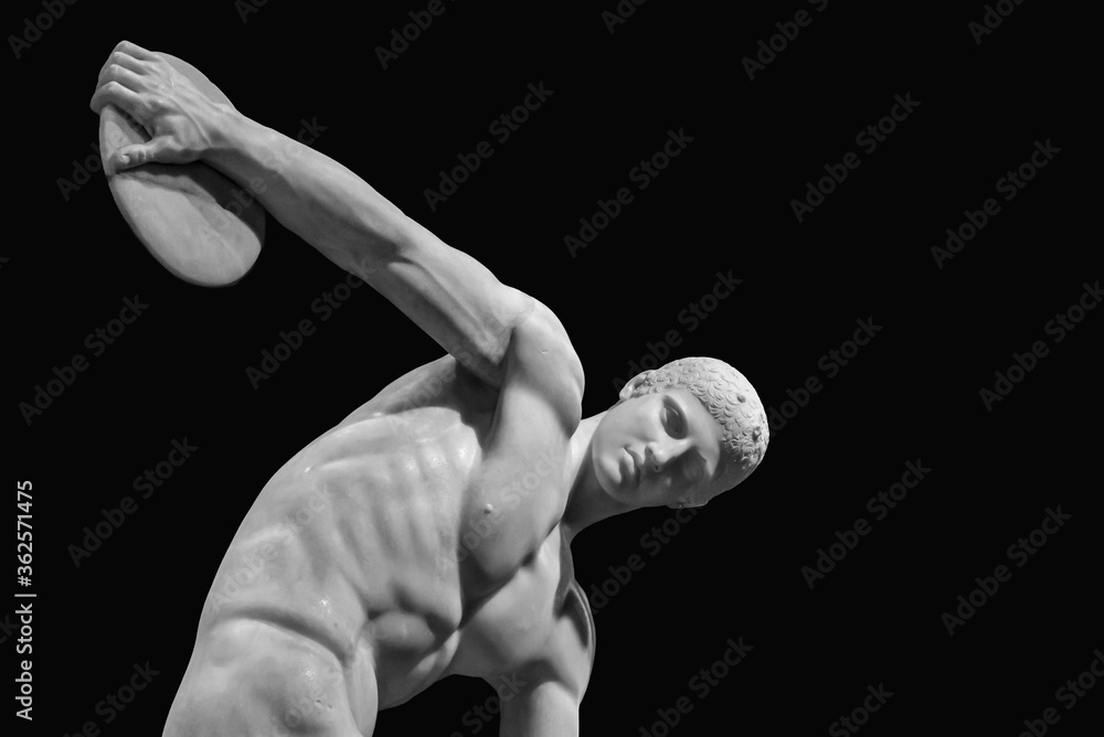 Obraz premium Black and white photo showing the sculpture of a naked male athlete preparing to throw a discus