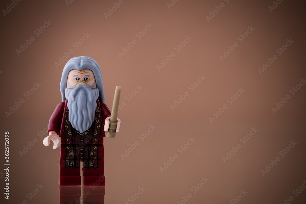 Naklejka premium Lippstadt - Deutschland 6. Juli 2020 Lego Figur Dumbledore mit Zauberstab