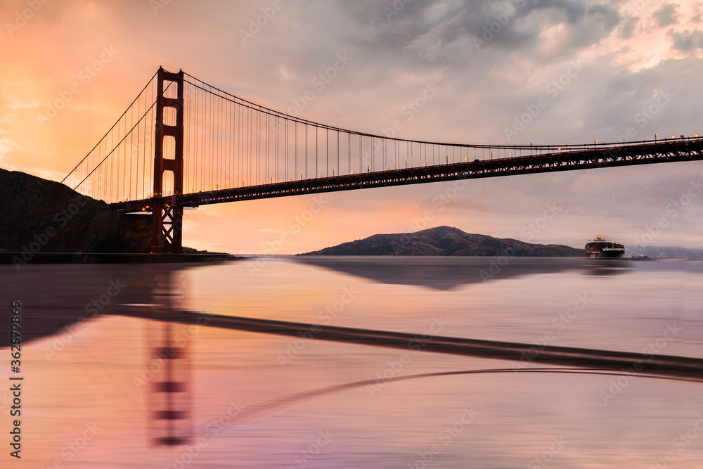Obraz premium Beautiful Golden Gate Bridge over San Francisco Bay at sunset