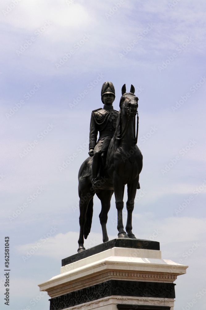 Obraz premium Equestrian statue of Chulalongkorn the Great is an outdoor sculpture in cast bronze at the center of the Royal Plaza in Bangkok, Thailand, honoring King Chulalongkorn. erected on 11 November 1908.
