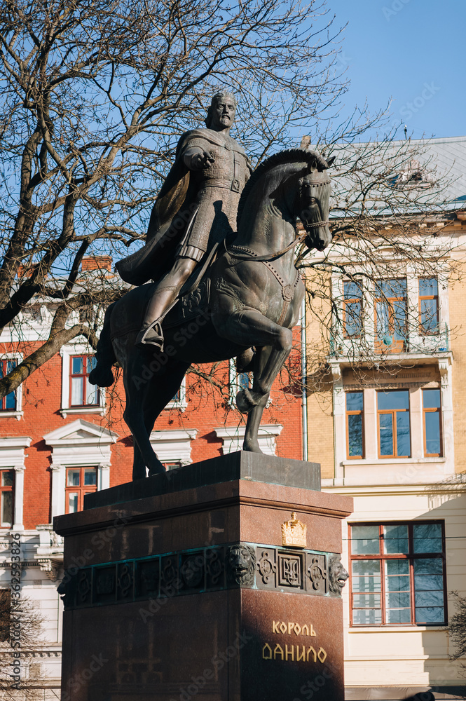 Fototapeta premium The horseman is sitting on a horse. Bronze monument to the founder of Lviv, the capital of Galicia in Ukraine. The inscription on the pedestal means - King Danilo.