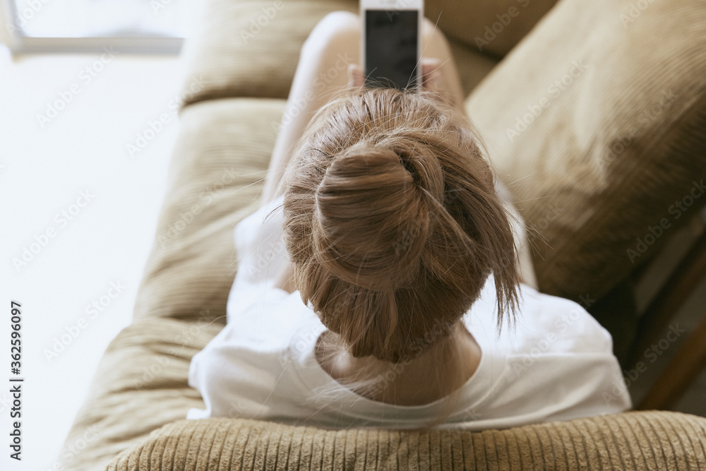 おだんごヘアスタイルの部屋でくつろぐ女性の後ろ姿 Stock Photo Adobe Stock