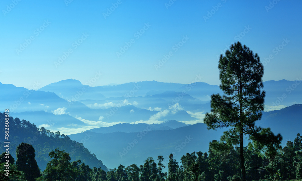Fototapeta premium Beautiful landscape of Himalayan snow mountains from Chaukori, Uttarakhand, India