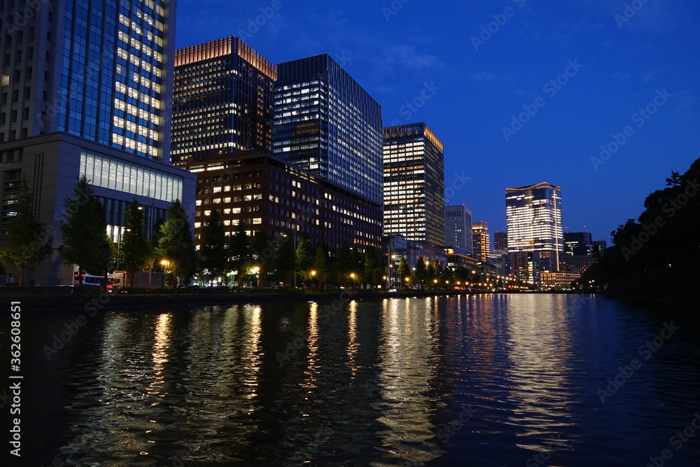 Obraz premium 皇居の内堀に映る丸の内の夜景