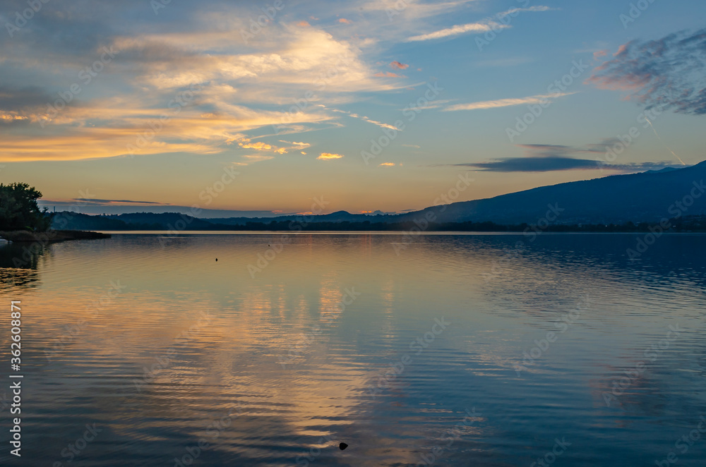 Naklejka premium sunset over lake