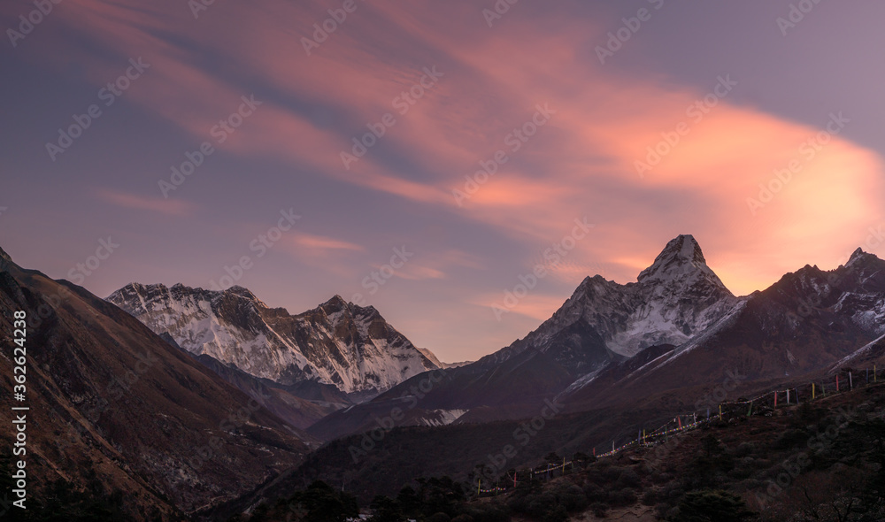 Fototapeta premium sunrise on Everest and Ama Dablam