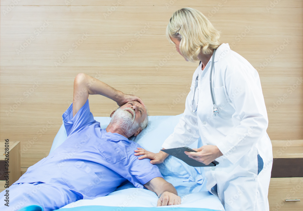 Obraz premium Female doctor taking care aging male patient