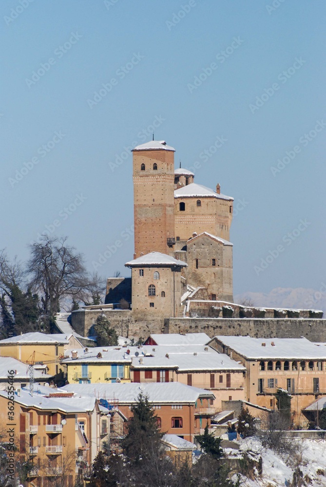 Fototapeta premium Castle of Serralunga d'Alba with snow, Piedmont - Italy