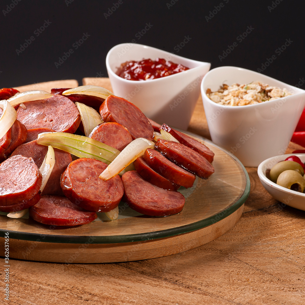 .Pepperoni sausage with onion. Very common appetizers in bars. Accompanied by farofa and pepper jelly.