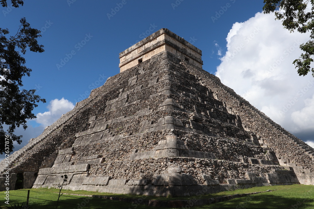 Mayan pyramid of Kukulcan, Chichen Itza, Mexico
