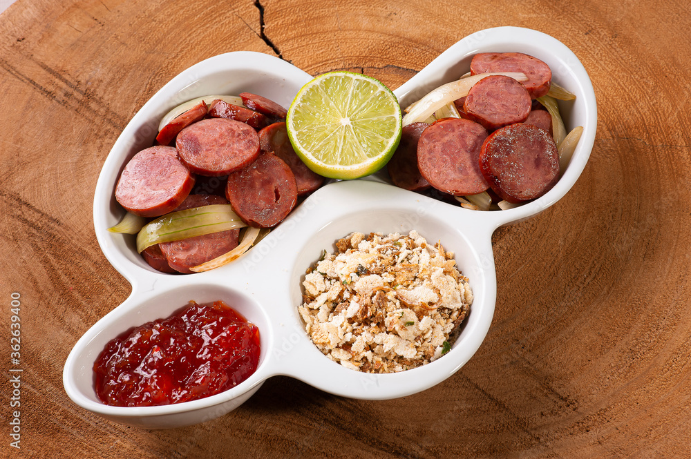.Pepperoni sausage with onion. Very common appetizers in bars. Accompanied by farofa, pepper jelly. and lime. .Pepperoni sausage with onion. Very common appetizers in bars. Accompanied by farofa, pepper jelly. and lime.