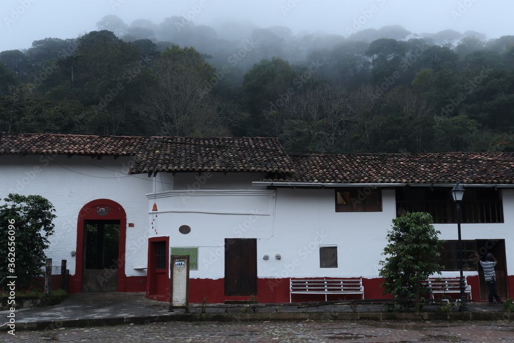 Obraz premium Dia nublado en el hermoso pueblo de San Sebastian del Oeste en Jalisco México