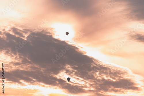 Obraz na płótnie Two balloons on a background of pink sunset and clouds w salonie