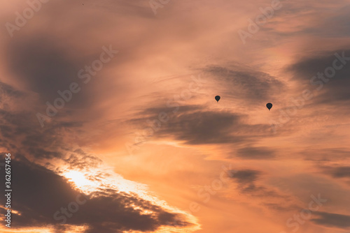 Obraz na płótnie Two balloons on a background of pink sunset and clouds w salonie