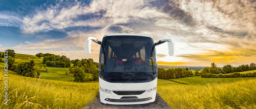 Reisebus auf einer landstraße mit schönem hintergrund. Symblisiert reisen 