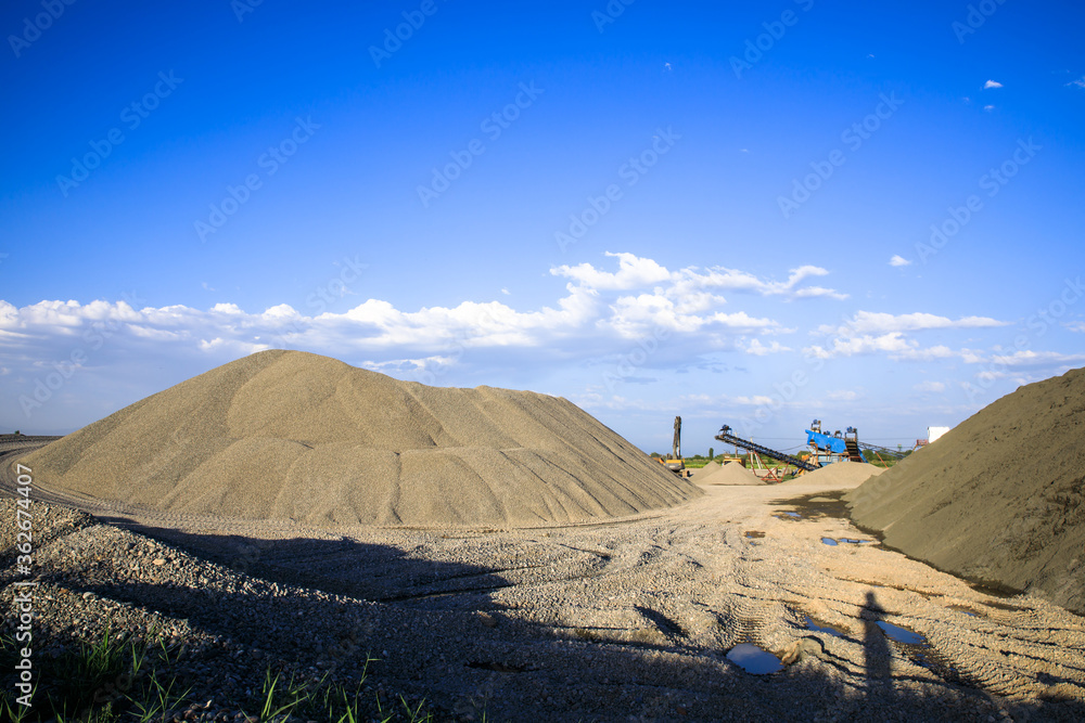 Construction machine and building material Construction machine and building material