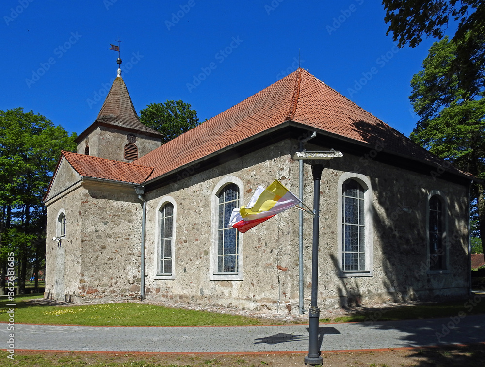 wybudowany w 1738 roku kosciol katolicki pod wezwaniem matki bozej krolowej polski w miejscowosci straduny 