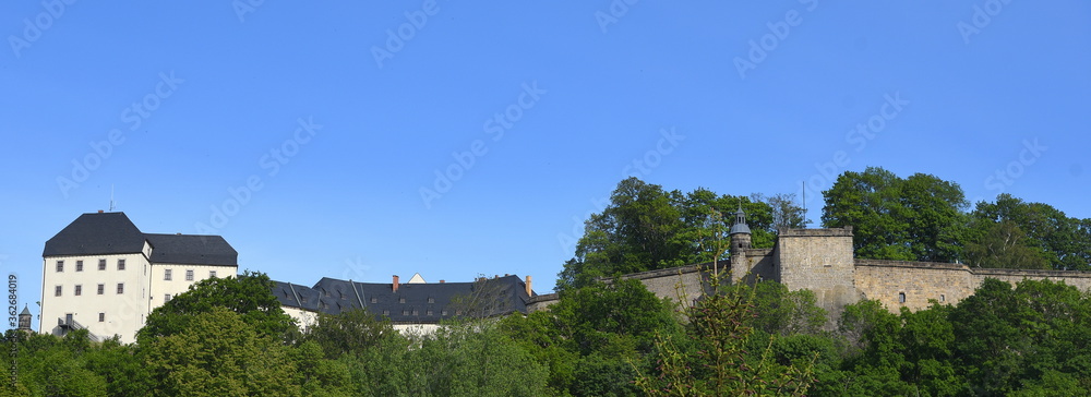 Festung Königstein auf einem Felsplateau vor strahlend blauem Himmel