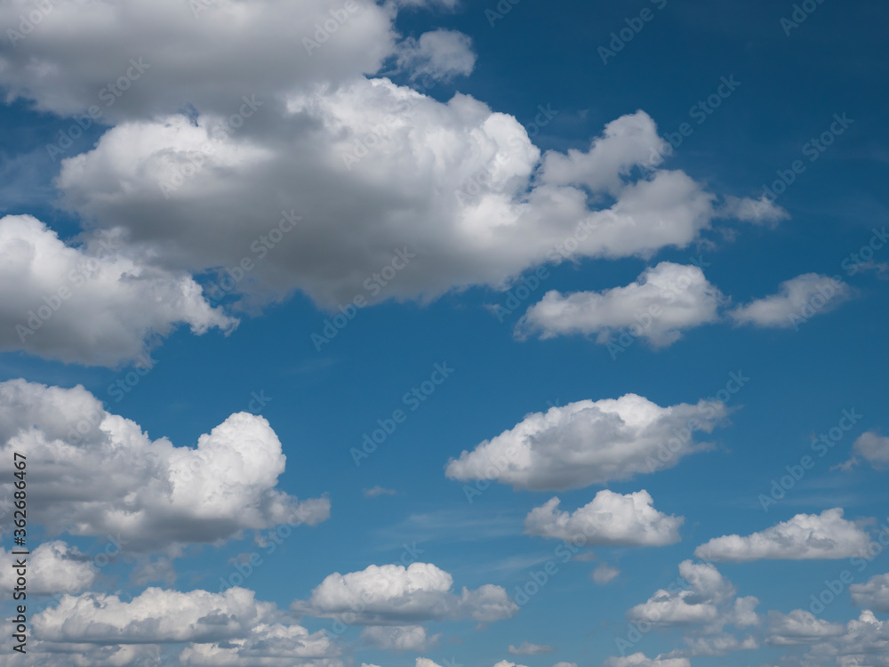 Naklejka premium blue sky background with tiny clouds, The Simpsons clouds