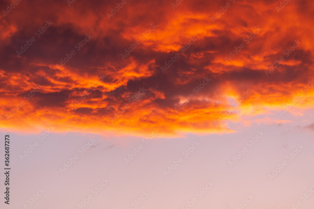 Sonnenuntergang mit feuerroten Wolken Sonnenuntergang mit feuerroten Wolken