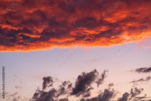 Sonnenuntergang mit feuerroten Wolken