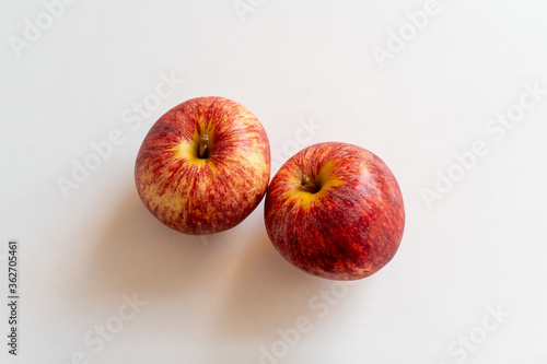 Manzanas rojas moteadas en fondo blanco con textura