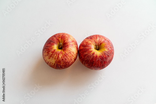 Manzanas rojas moteadas en fondo blanco con textura