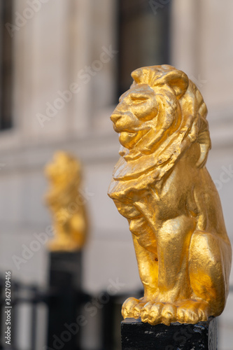 фотографія Gilded golden lions sitting on top of the metal railings outside the Law Society